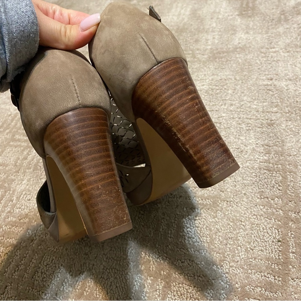 {Clarks} Artisan Peep Toe Block Heel Platform Sandals ~ Size 7 - Picture 9 of 16